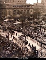 4 Le cortege en Mars 1923 devant le théatre Sarah Bernhardt.jfif