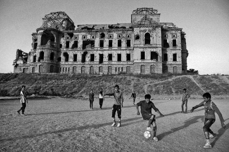 8_Naseer Turkmani_Match devant les ruines du Palais Dar-ul Aman.jpg