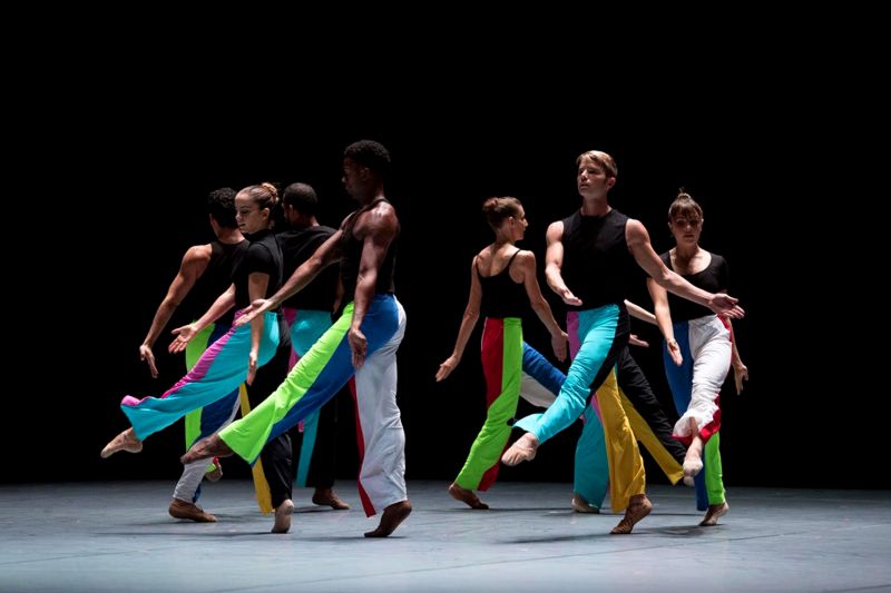 Everyone Keeps Me / Créations